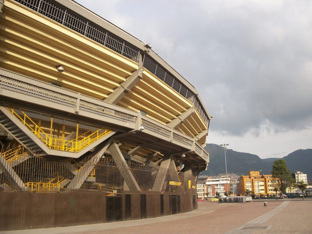 Vista del estadio El Campín de Bogotá, escenario del megaproyecto de renovación de $2,4 billones