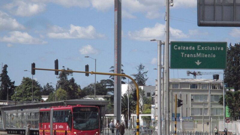 Usuarios esperan en una estación del sistema TransMilenio, en Bogotá