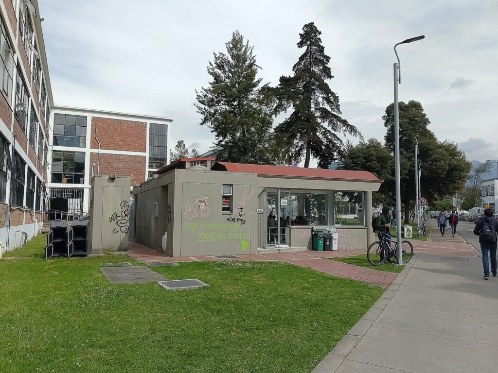 Estudiantes en un campus universitario colombiano, escenario del debate sobre la presencia de la Fuerza Pública en las instituciones de educación superior