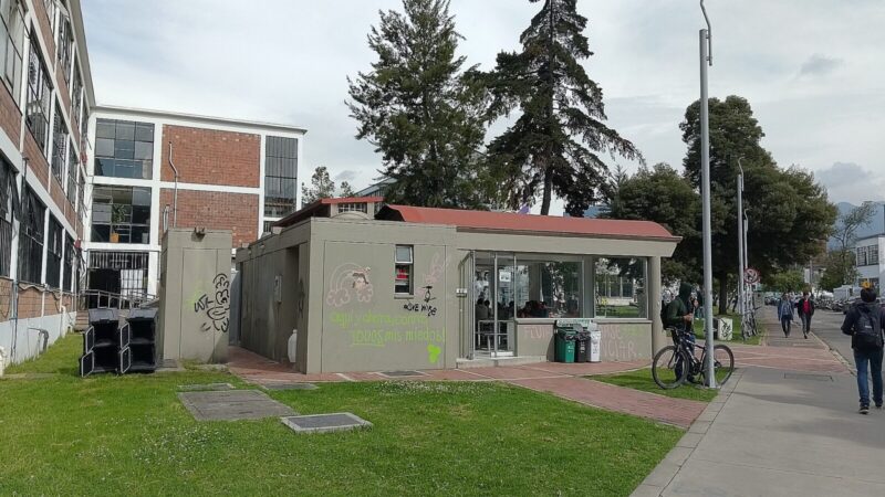 Estudiantes en un campus universitario colombiano, escenario del debate sobre la presencia de la Fuerza Pública en las instituciones de educación superior