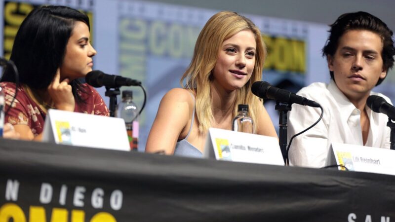 Lili Reinhart posa en la alfombra roja de un estreno con un vestuario inspirado en las comedias románticas de los años 2000