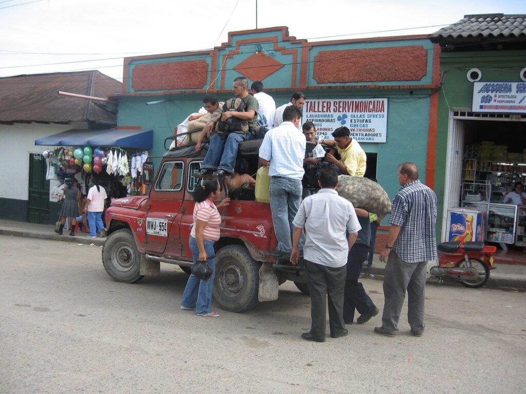 Vista de una street urbana en Colombia tras un movimiento sismico, alusiva al sismo de magnitud 4,5 reportado en Chaparral, Tolima