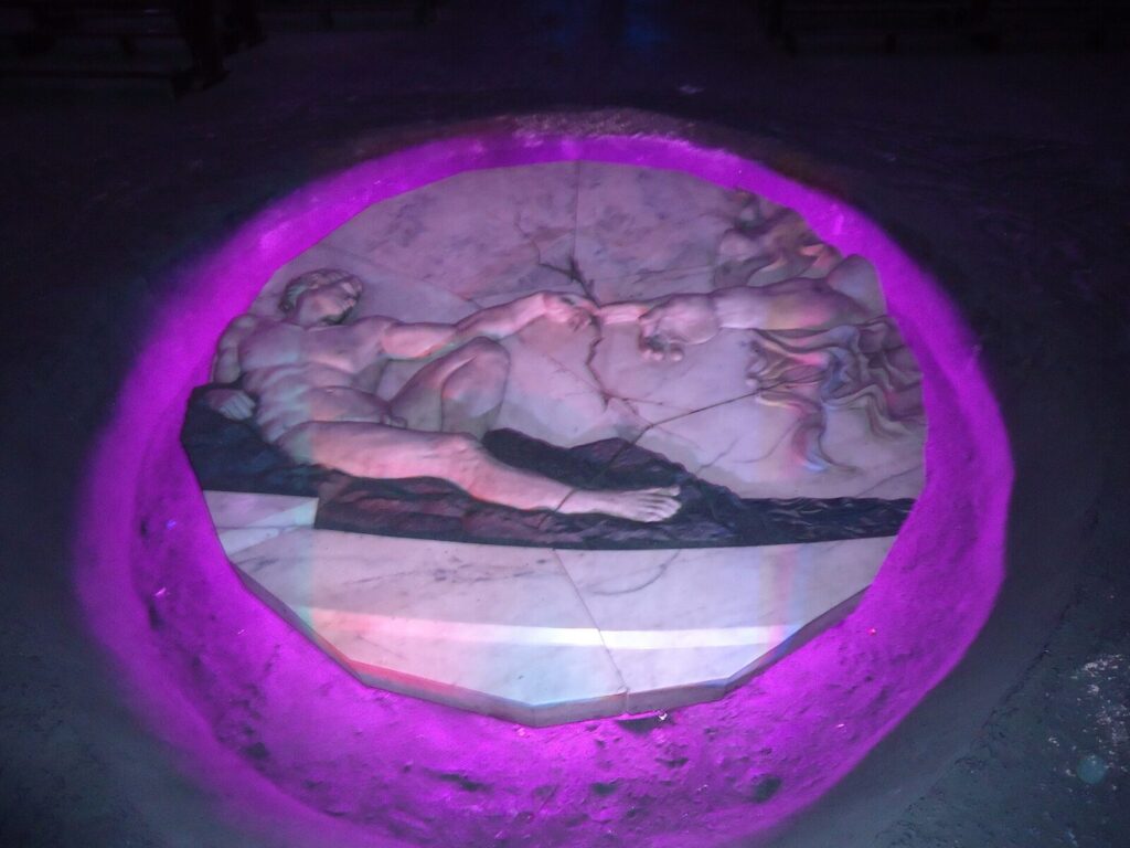 Esculturas en resina y bronce de la exposición Susurros de la Tierra en el Museo Subterráneo Monumental 180 de la Catedral de Sal de Zipaquirá