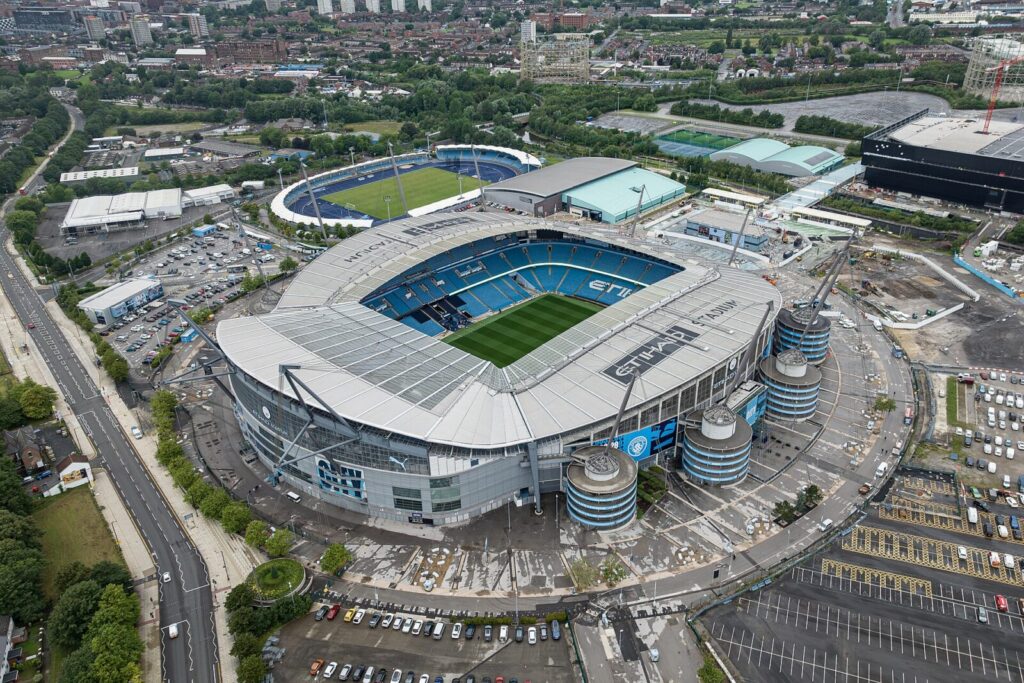 Vista del Etihad Stadium de Manchester durante un partido; la institución atraviesa un proceso disciplinary por irregularidades financieras que podría comprometer parte de su palmarés.