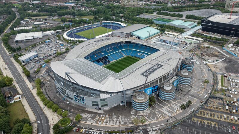 Vista del Etihad Stadium de Manchester durante un partido; la institución atraviesa un proceso disciplinary por irregularidades financieras que podría comprometer parte de su palmarés.