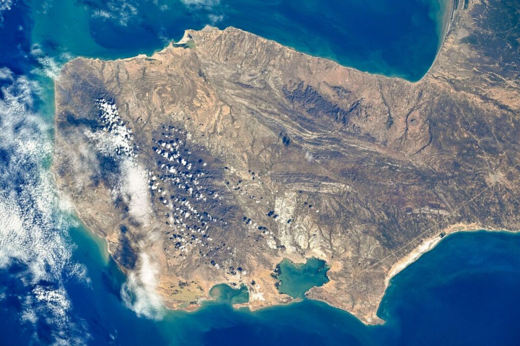 Paisaje desértico y seco en La Guajira, Colombia, region donde el abastecimiento de agua potable es una de las urgencias mayores