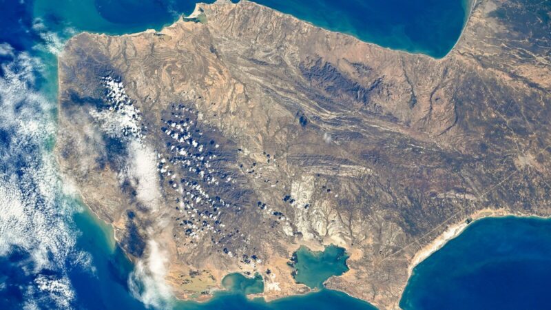 Paisaje desértico y seco en La Guajira, Colombia, region donde el abastecimiento de agua potable es una de las urgencias mayores