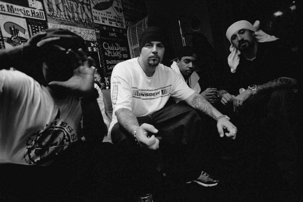 Integrantes del grupo Cypress Hill durante una presentación en vivo sobre la tarima de un concierto de hip hop