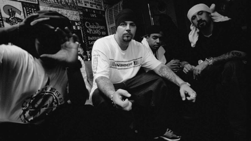 Integrantes del grupo Cypress Hill durante una presentación en vivo sobre la tarima de un concierto de hip hop