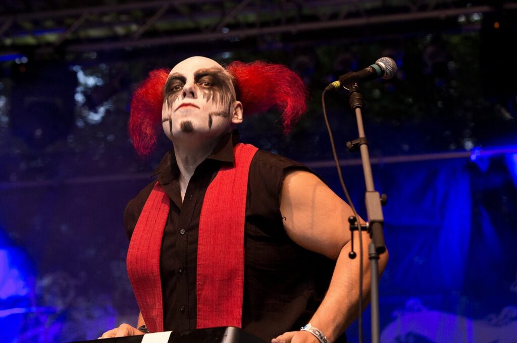 Retrato en escena de Bruno Kramm, teclista y cofundador del dúo alemán Das Ich, durante una presentación de la banda