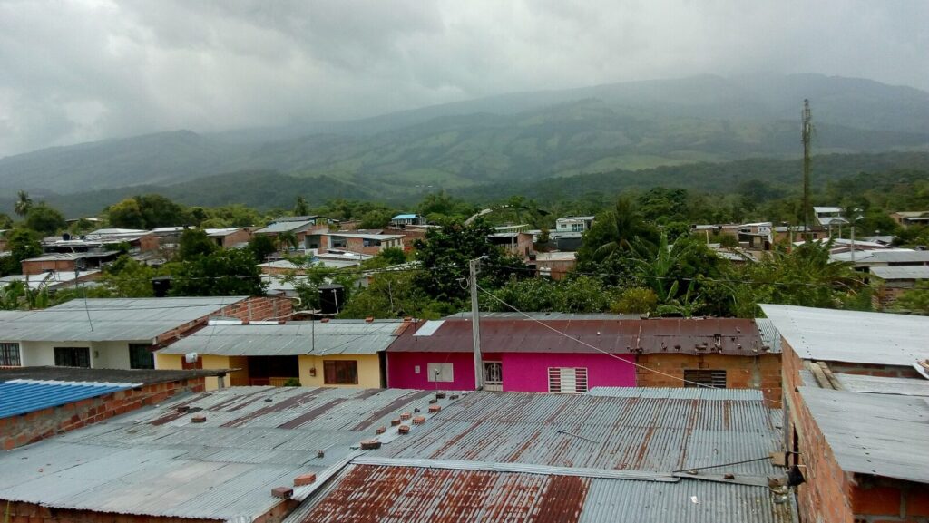 Aeronave militar en una operación de rescate en zona rural, representando el operativo conjunto de Colombia y Estados Unidos en el Catatumbo