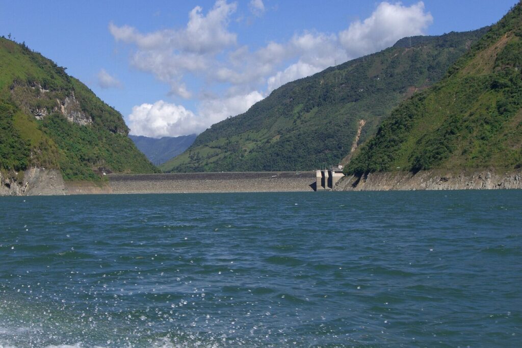 Represa hidroeléctrica colombiana cuya disponibilidad es clave para el suministro eléctrico del área Oriental del país