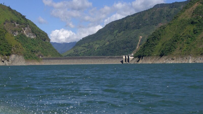 Represa hidroeléctrica colombiana cuya disponibilidad es clave para el suministro eléctrico del área Oriental del país