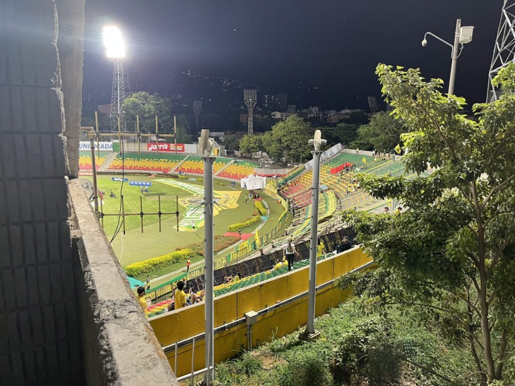 Gradas del estadio Américo Montanini durante un partido de la Liga BetPlay entre Bucaramanga y Medellín