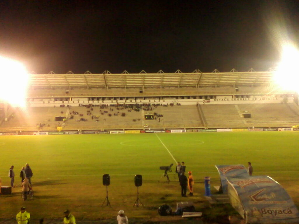 Vista del estadio La Independencia de Tunja durante un partido del fútbol colombiano