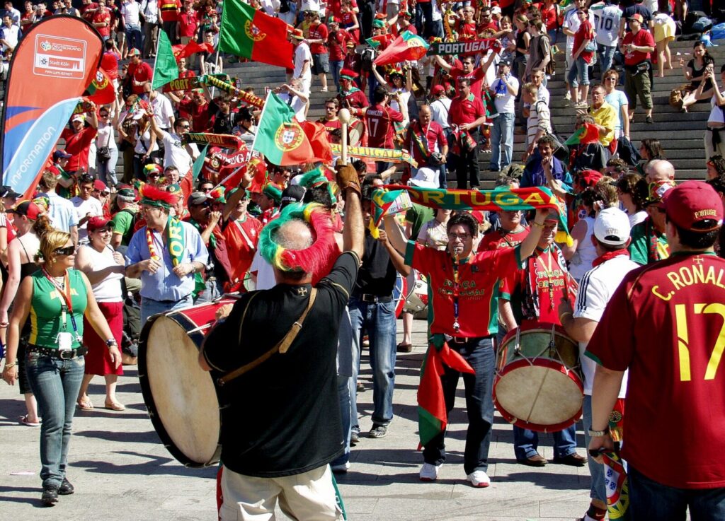 Partido de fútbol internacional en un estadio, relacionado con la participación de Cristiano Ronaldo con Portugal
