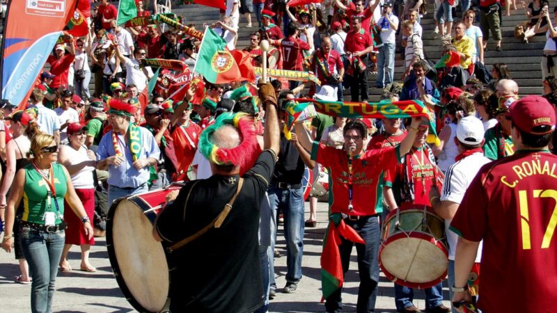 Partido de fútbol internacional en un estadio, relacionado con la participación de Cristiano Ronaldo con Portugal