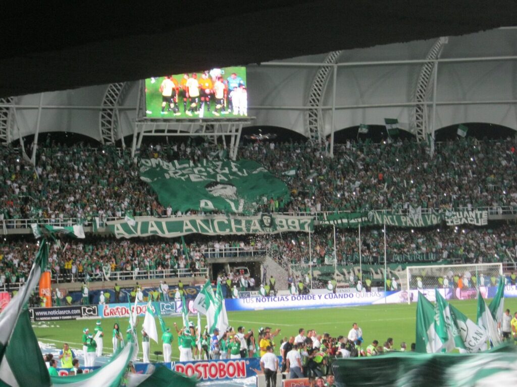Jugadoras de Deportivo Cali y Atlético Nacional durante el partido de ida de la semifinal de la Liga Femenina BetPlay