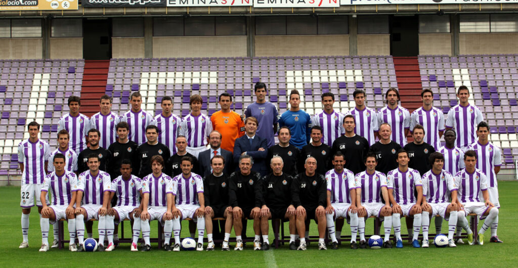 Autobús del primer equipo del Real Valladolid en la vía, el vehículo donde viajó escondido un menor marroquí desde Ceuta