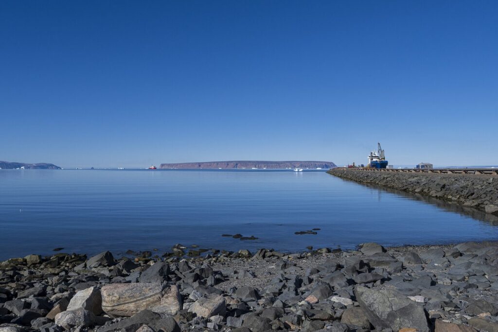 Instalación militar en el paisaje ártico de Groenlandia, parte de la presencia de Estados Unidos en la isla que queda reforzada con el nuevo acuerdo de seguridad
