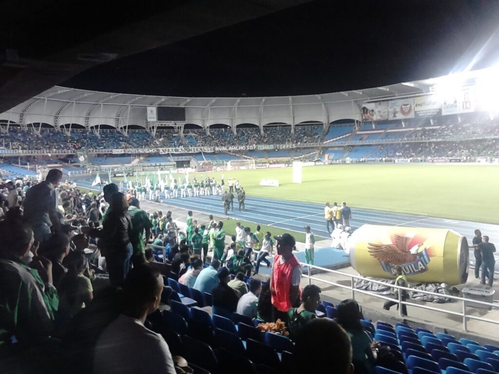 Jugadores de Once Caldas disputan un balón durante un partido de fútbol profesional colombiano