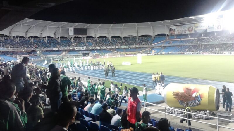 Jugadores de Once Caldas disputan un balón durante un partido de fútbol profesional colombiano