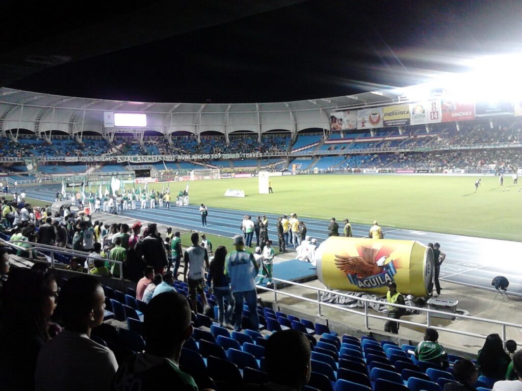 Partido de fútbol en un estadio, imagen relacionada con la discusión sobre los procesos de los clubes colombianos