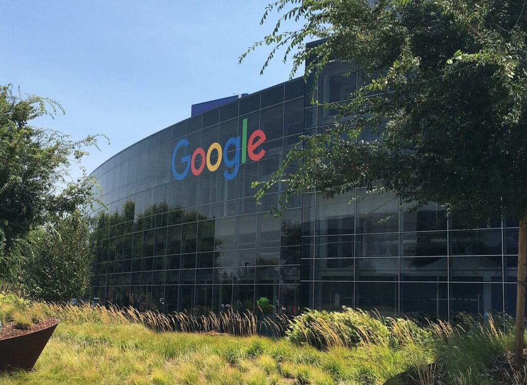 Logotipo multicolor de Google, resultado del error tipográfico que dio origen al nombre del buscador