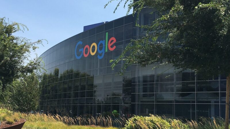 Logotipo multicolor de Google, resultado del error tipográfico que dio origen al nombre del buscador