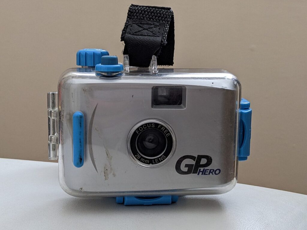 Cámara de acción GoPro compacta montada para grabar video en exteriores