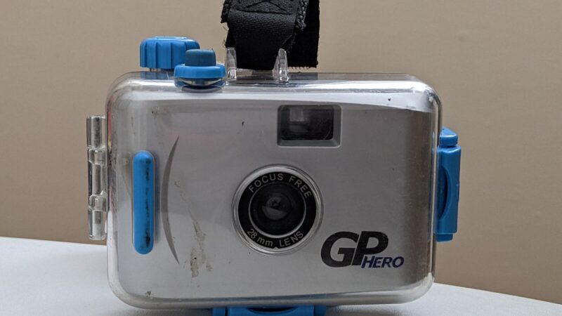 Cámara de acción GoPro compacta montada para grabar video en exteriores
