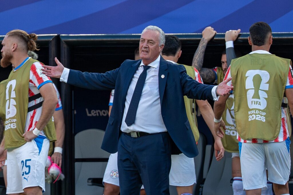 El técnico Gustavo Alfaro durante una conferencia de prensa de la selección de Paraguay, antes del duelo ante Colombia.