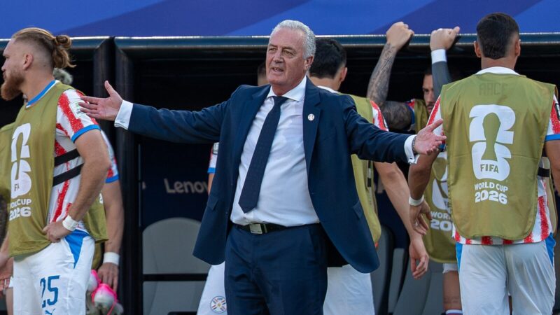 El técnico Gustavo Alfaro durante una conferencia de prensa de la selección de Paraguay, antes del duelo ante Colombia.