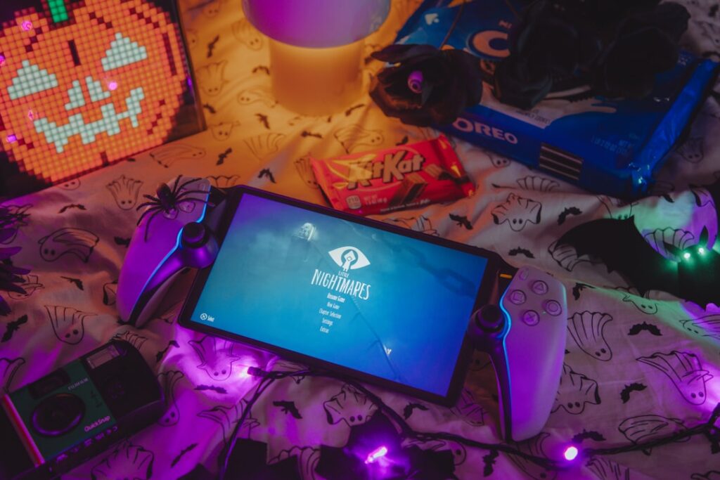 Control de videojuegos en primer plano con luces de neón de fondo, evocando la industria del entretenimiento digital.