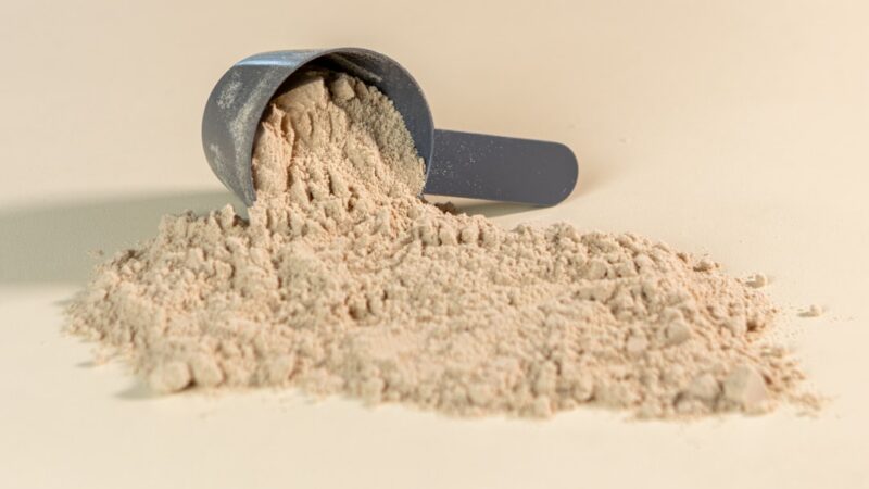Envases de suplementos deportivos y proteína en polvo sobre una superficie