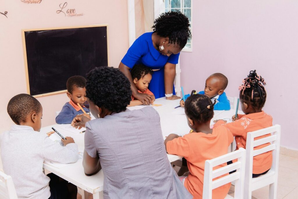 Niños pequeños participando en actividades de aprendizaje en un salón de clase