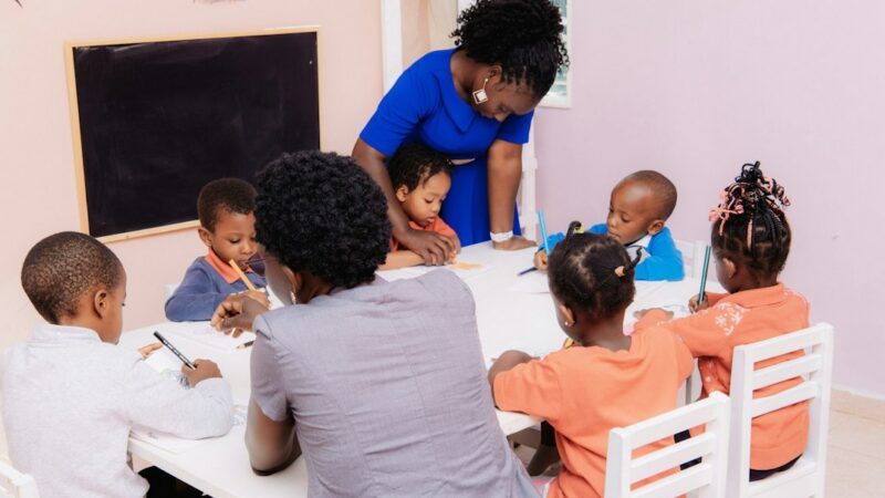 Niños pequeños participando en actividades de aprendizaje en un salón de clase