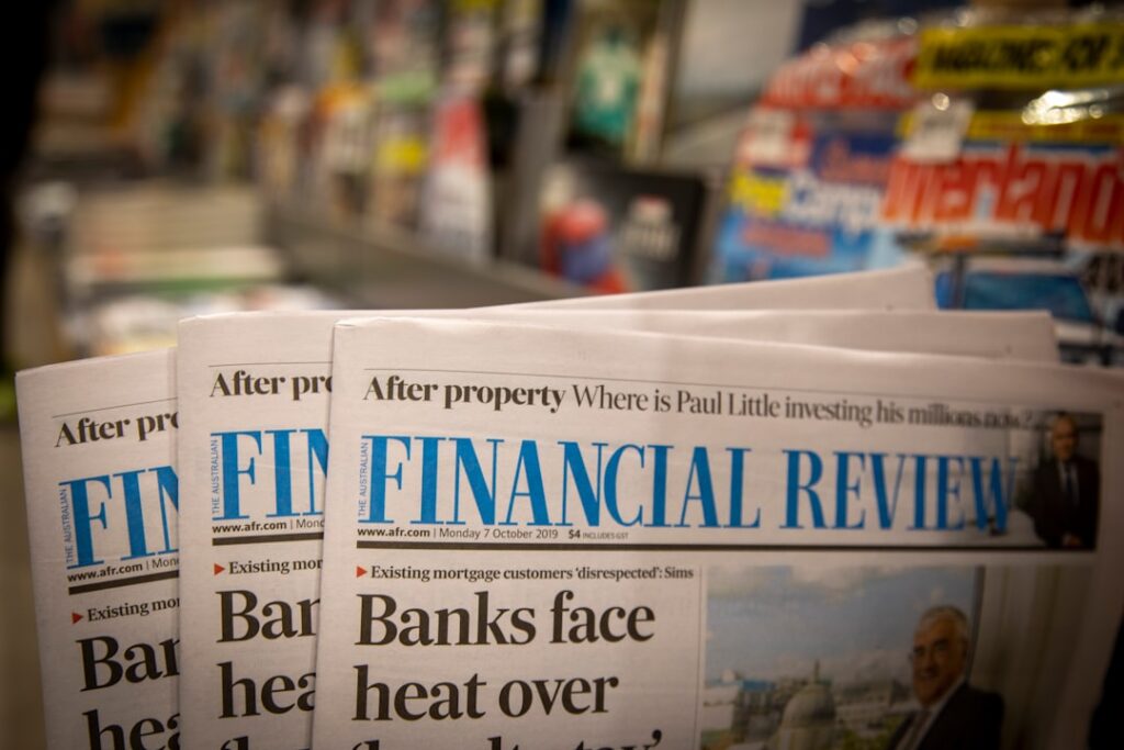 Documentos financieros y billetes sobre una mesa, alusivos al sistema de pensiones