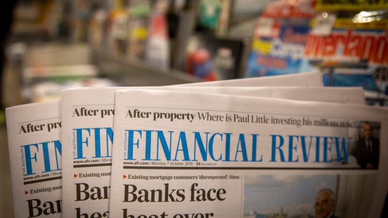 Documentos financieros y billetes sobre una mesa, alusivos al sistema de pensiones