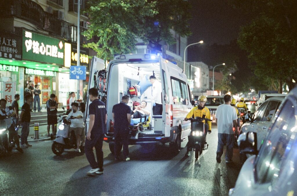 Una ambulancia de emergencias en una calle urbana de Bogotá después de un accidente de tránsito