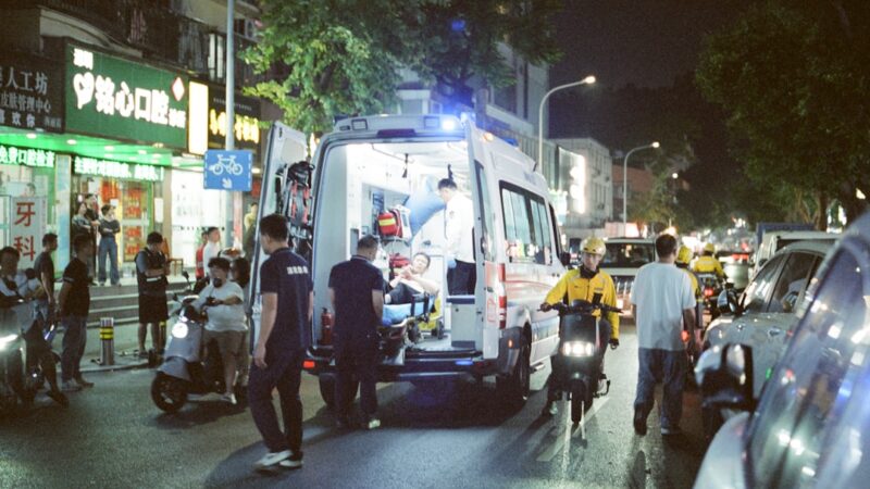 Una ambulancia de emergencias en una calle urbana de Bogotá después de un accidente de tránsito