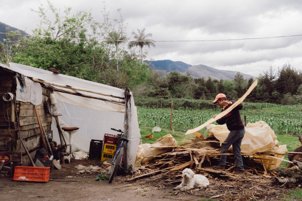 Familias colombianas afectadas por el terremoto del 10 de agosto en uno de los 16 departamentos golpeados por el sismo