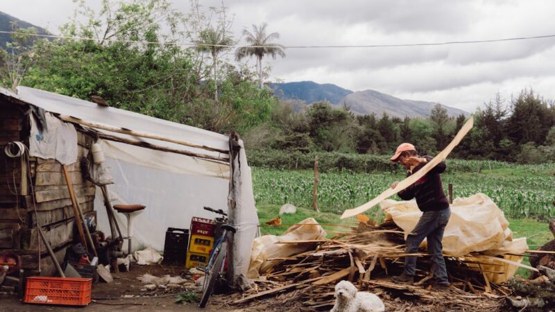 Familias colombianas afectadas por el terremoto del 10 de agosto en uno de los 16 departamentos golpeados por el sismo