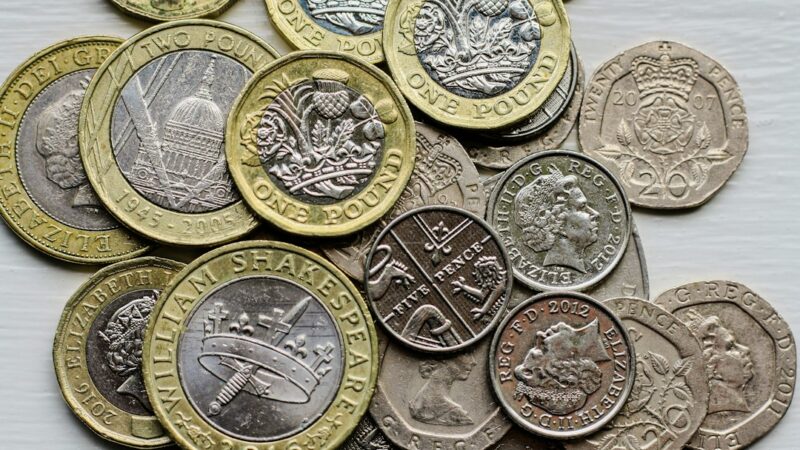 Billetes de dólar estadounidense sobre una superficie