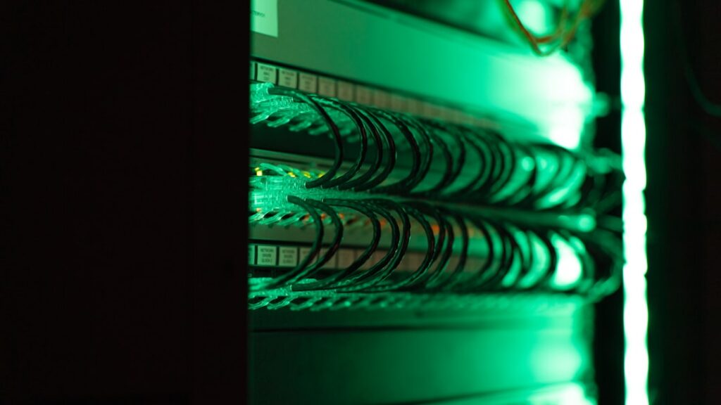 Servidores en un centro de datos utilizados para el procesamiento de inteligencia artificial