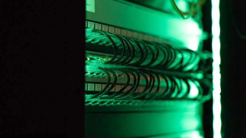 Servidores en un centro de datos utilizados para el procesamiento de inteligencia artificial