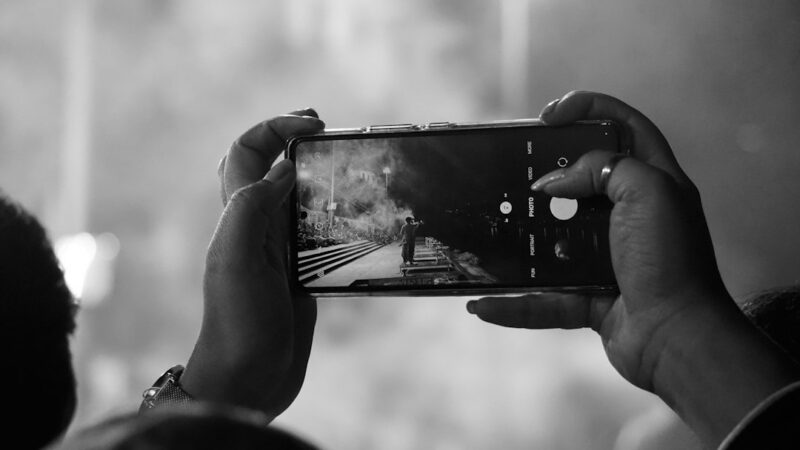Persona tomando fotografías con un teléfono inteligente para un proyecto creativo