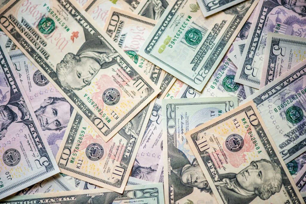 Billetes de dólar estadounidense, divisa que cerró en $3.103,10 en el mercado colombiano