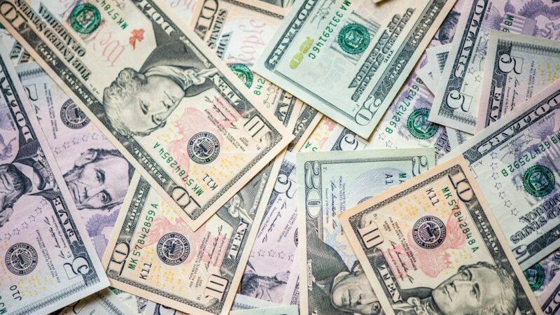 Billetes de dólar estadounidense, divisa que cerró en $3.103,10 en el mercado colombiano
