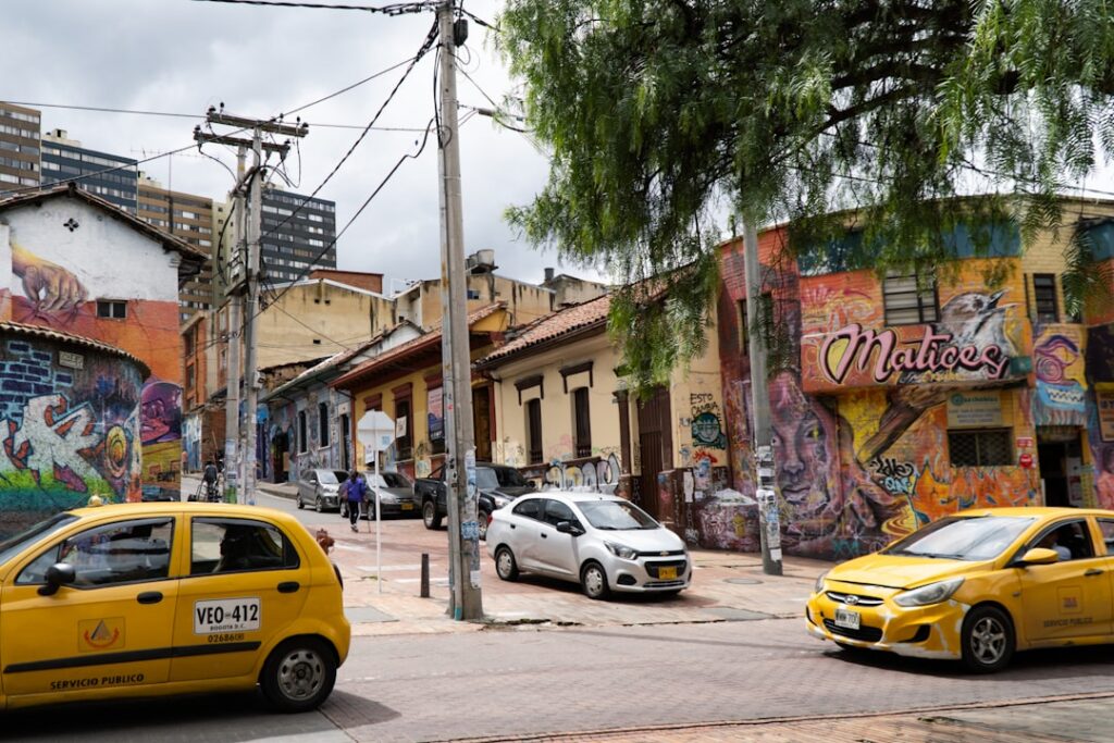 Unidad de la Policía Nacional en una calle urbana de la localidad de Kennedy, al sur de Bogotá